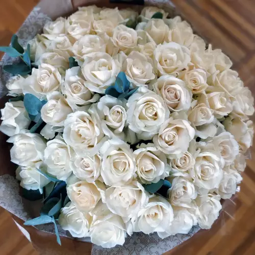 Somptueux bouquet de roses blanches