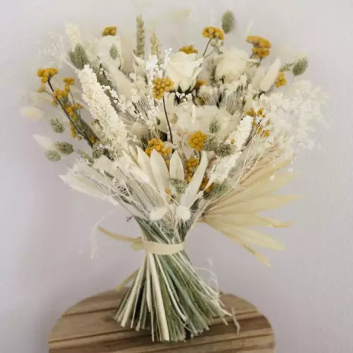 Bouquet de fleurs séchées dans les tons jaune et blanc