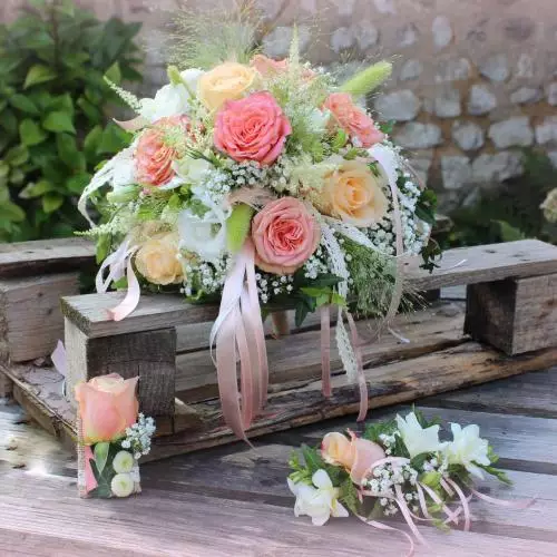 Bouquet de mariée avec sa boutonnière et coiffure florale
