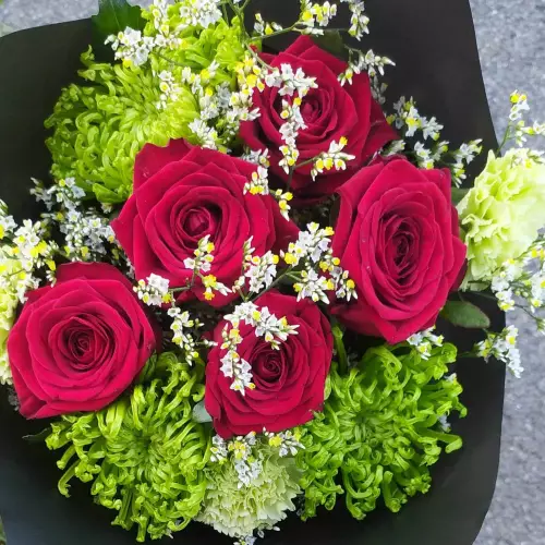 Bouquet de roses rouges/oeillets/chrysanthème .